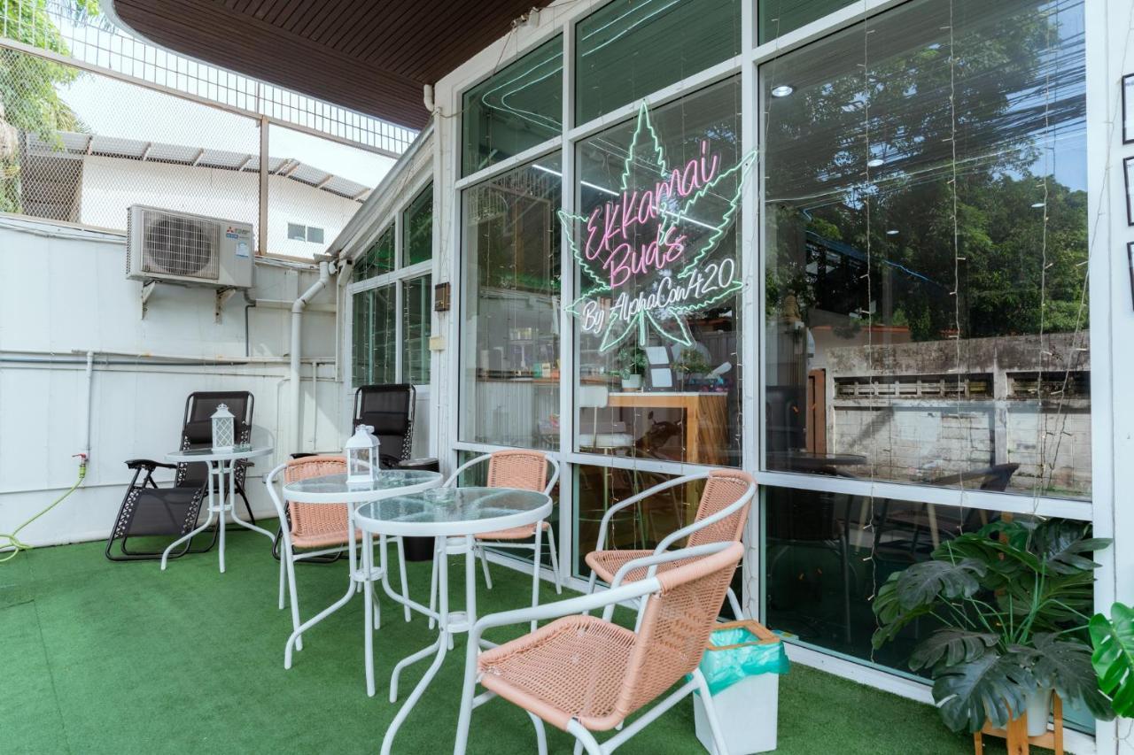 420 Hostel - Ekkamai Buds & Beds Bangkok Exterior photo