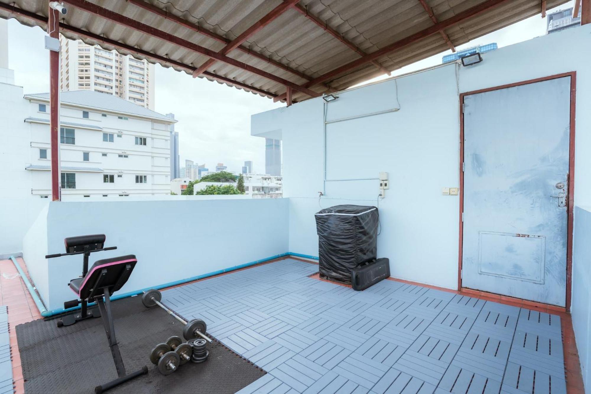 420 Hostel - Ekkamai Buds & Beds Bangkok Exterior photo
